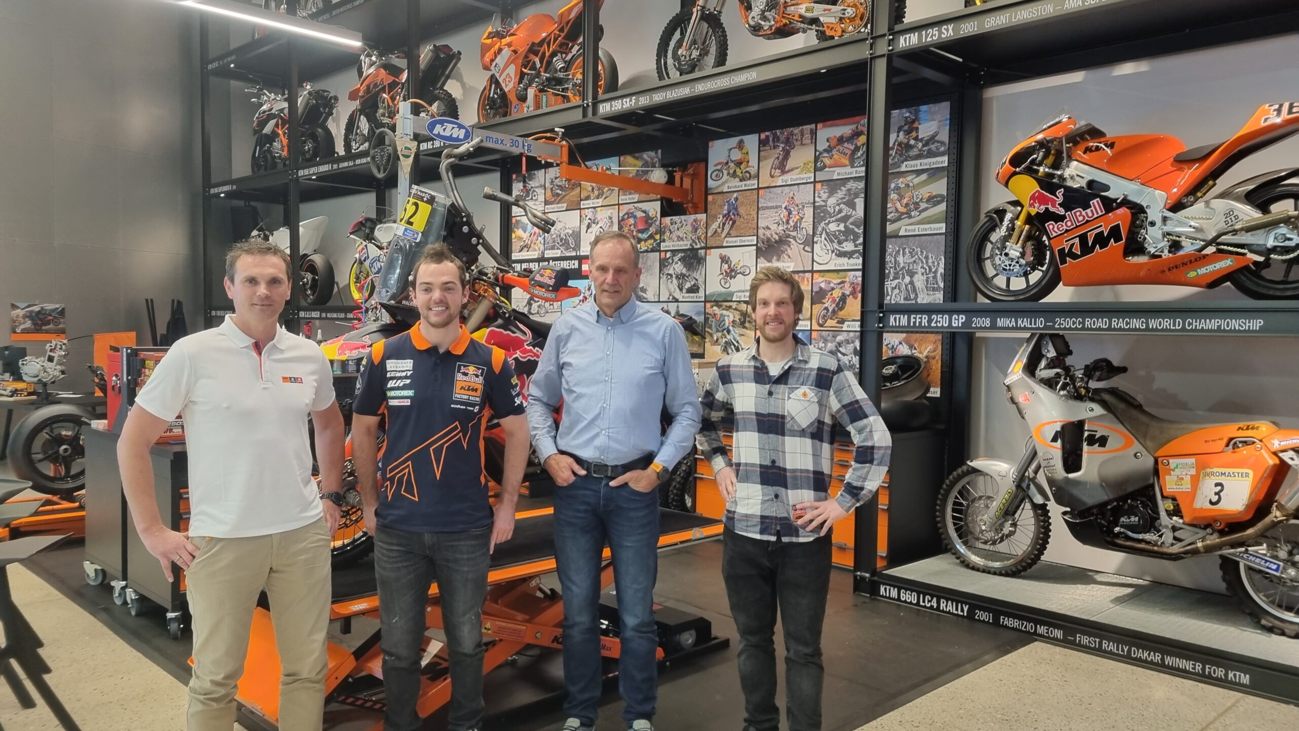 You are currently viewing 17. Dezember 2021 Online Pressekonferenz zur Rallye Dakar mit Matthias Walkner, Heinz Kinigadner und Norbert Stadlbauer KTM Motohall Mattighofen Österreich